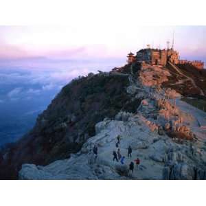  Visitors Reach the Peak of Mt. Tai During the Moon Festival 