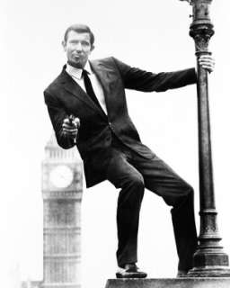 GEORGE LAZENBY HOLDING GUN BIG BEN IN BACKGROUND AS 007  