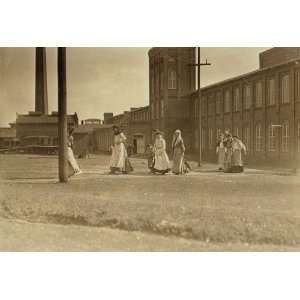  1909 child labor photo Noon hour, Manchester Cotton Mill 
