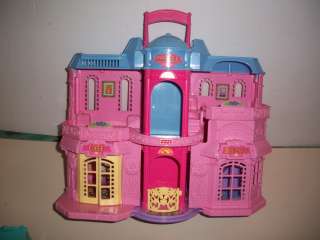 FISHER PRICE ~ DOLL HOUSE ~ 2 DOZ. LITTLE PEOPLE & LOTS OF ACCESSORIES