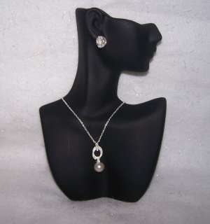 Avon Florella Necklace and Earrings Gift Set (Cream)) NIB  