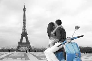 Poster Paris scooter Roller Paar vor Eiffelturm Paris  