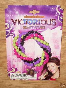   VICTORIOUS Bead Bracelet Set w/ Victoria Justice Tori Vega Charm MOC